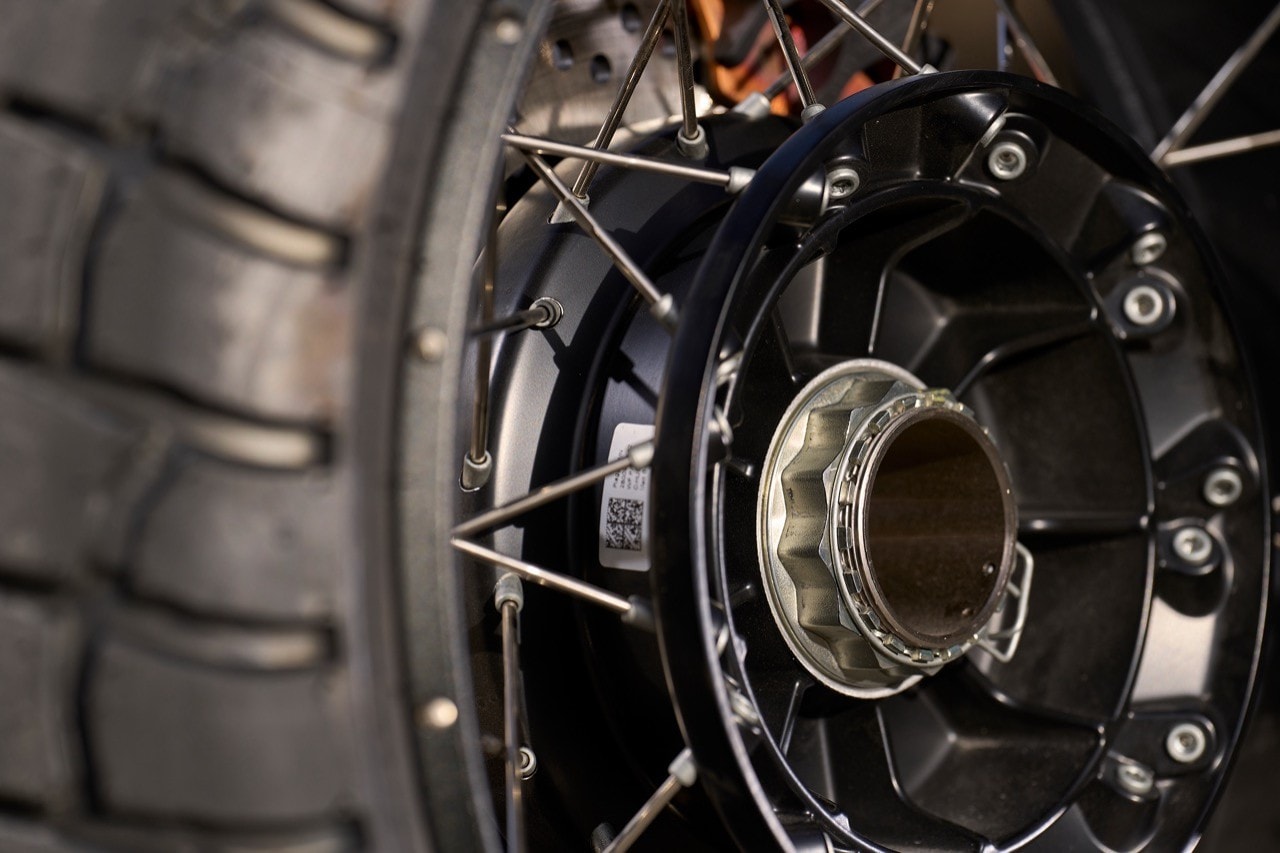 Nuova Moto Guzzi Stelvio: tutti i dettagli della nuova crossover italiana +VIDEO+